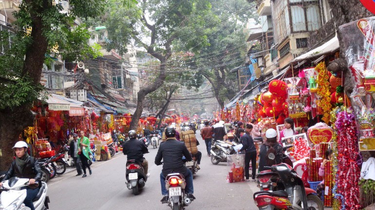 Còn gần 3 tuần lễ mới đến Tết Nguyên Đán Giáp Ngọ nhưng thời điểm này, nhiều nơi tại Hà Nội đã ngập không khí Tết, nhất là phố Hàng Mã.